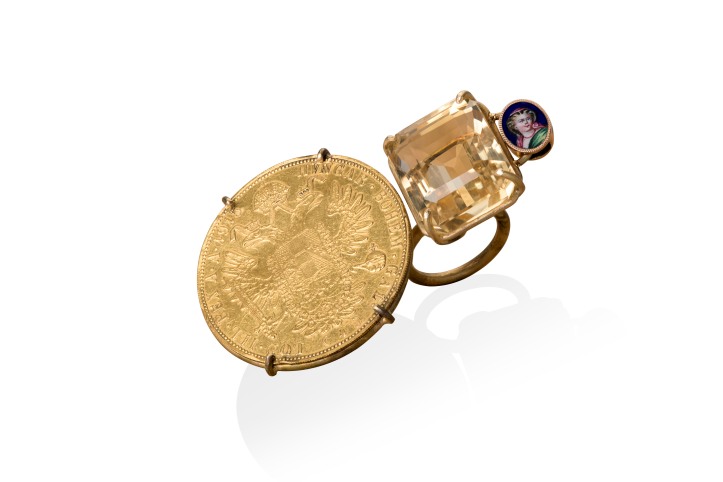 NoShield collection by Gianni De Benedittis futuroRemoto, anello in oro 750%, moneta antica del 1915, quarzo citrino, piccolo cammeo di fine '800 smaltato a mano  .jpg